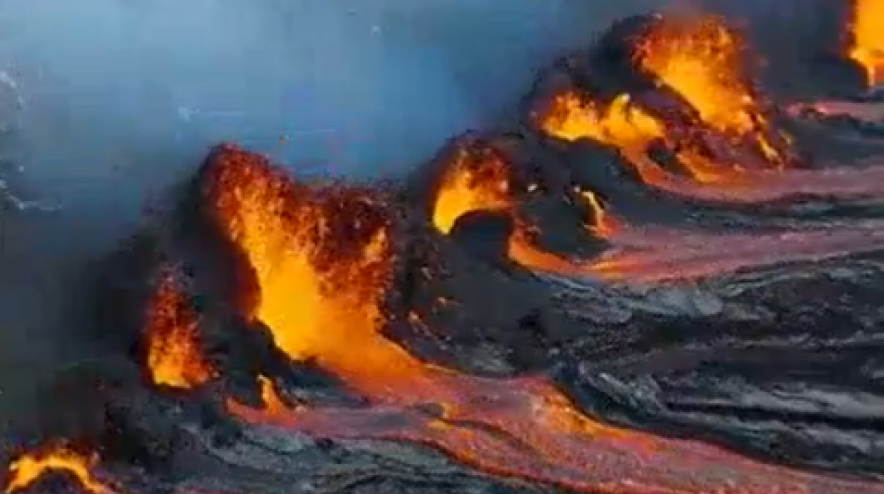 Momento de la erupción del volcán.
