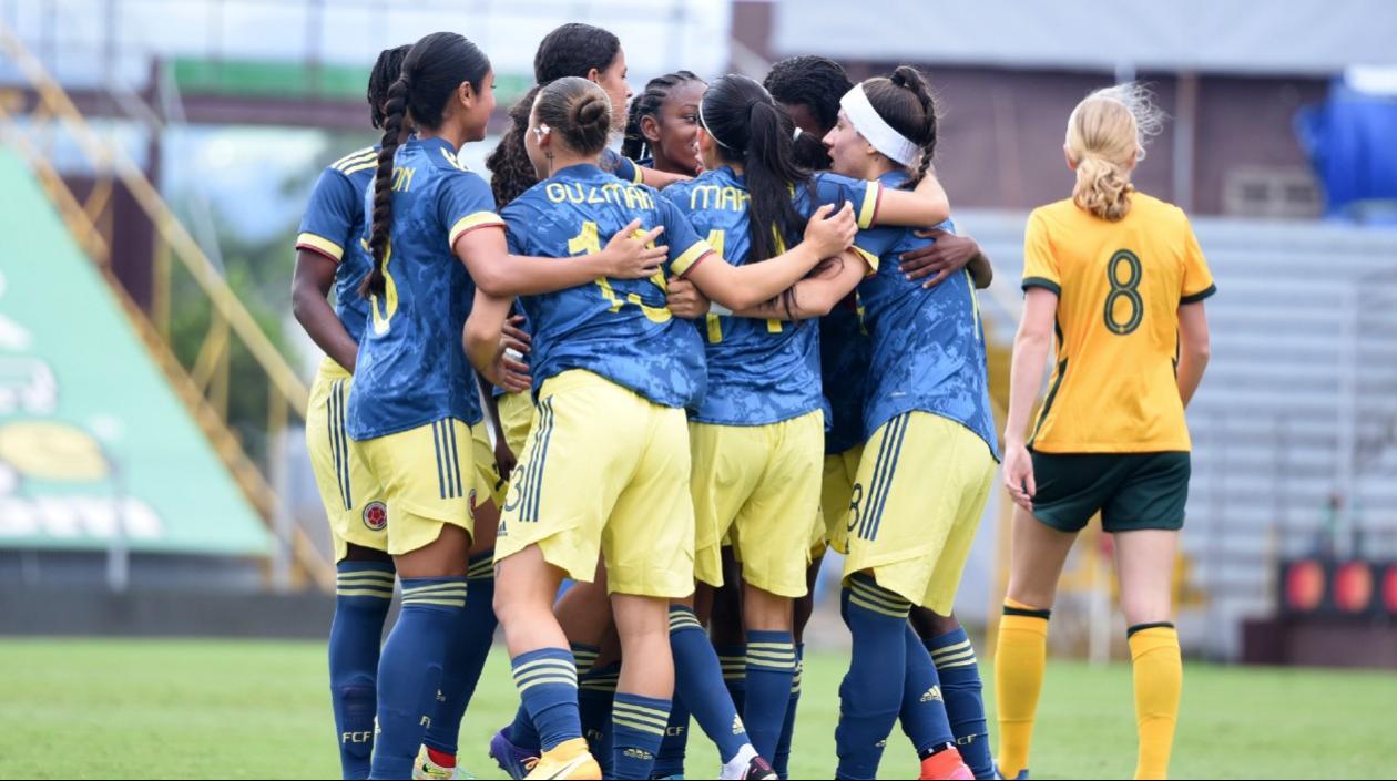 Jugadoras de Colombia festeja un gol. 