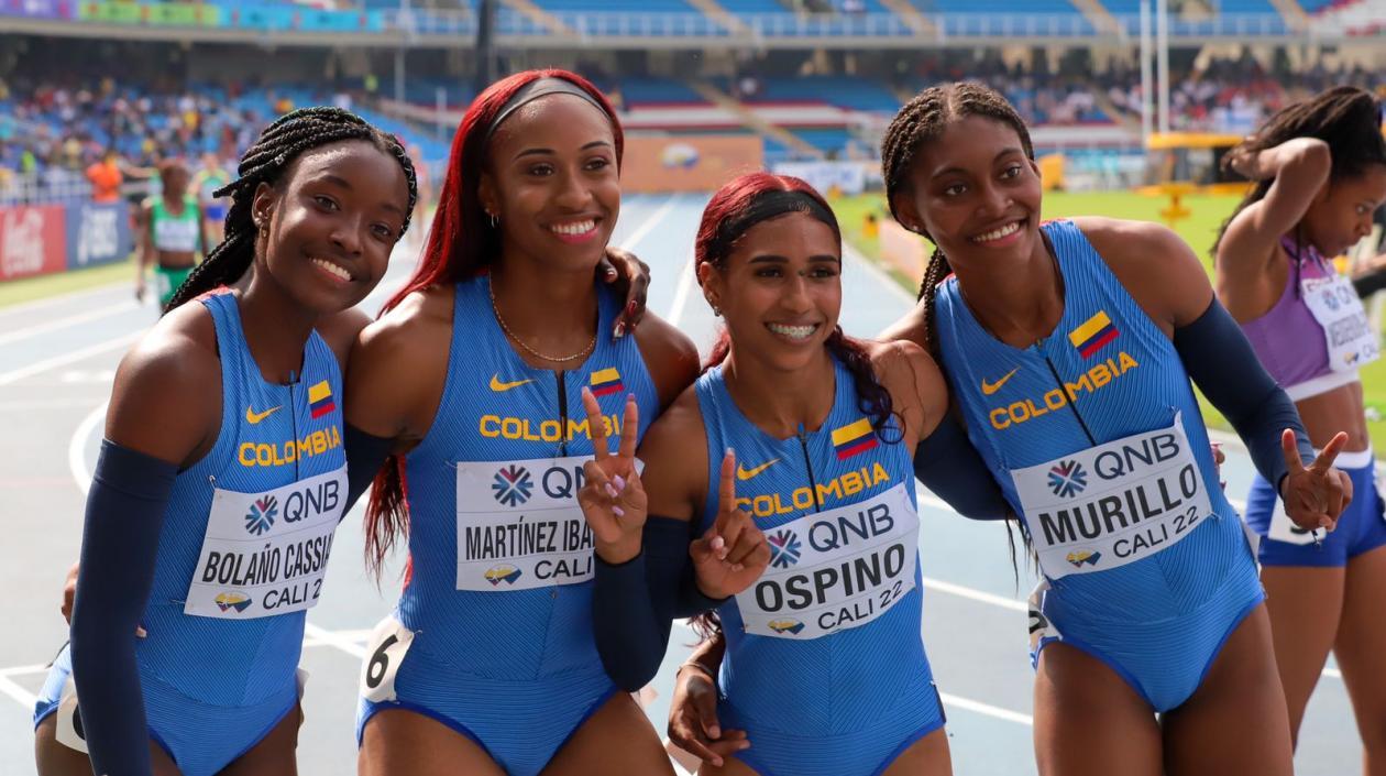 Melany Bolaño Cassiani al lado de sus compañeras del equipo de 4X100.