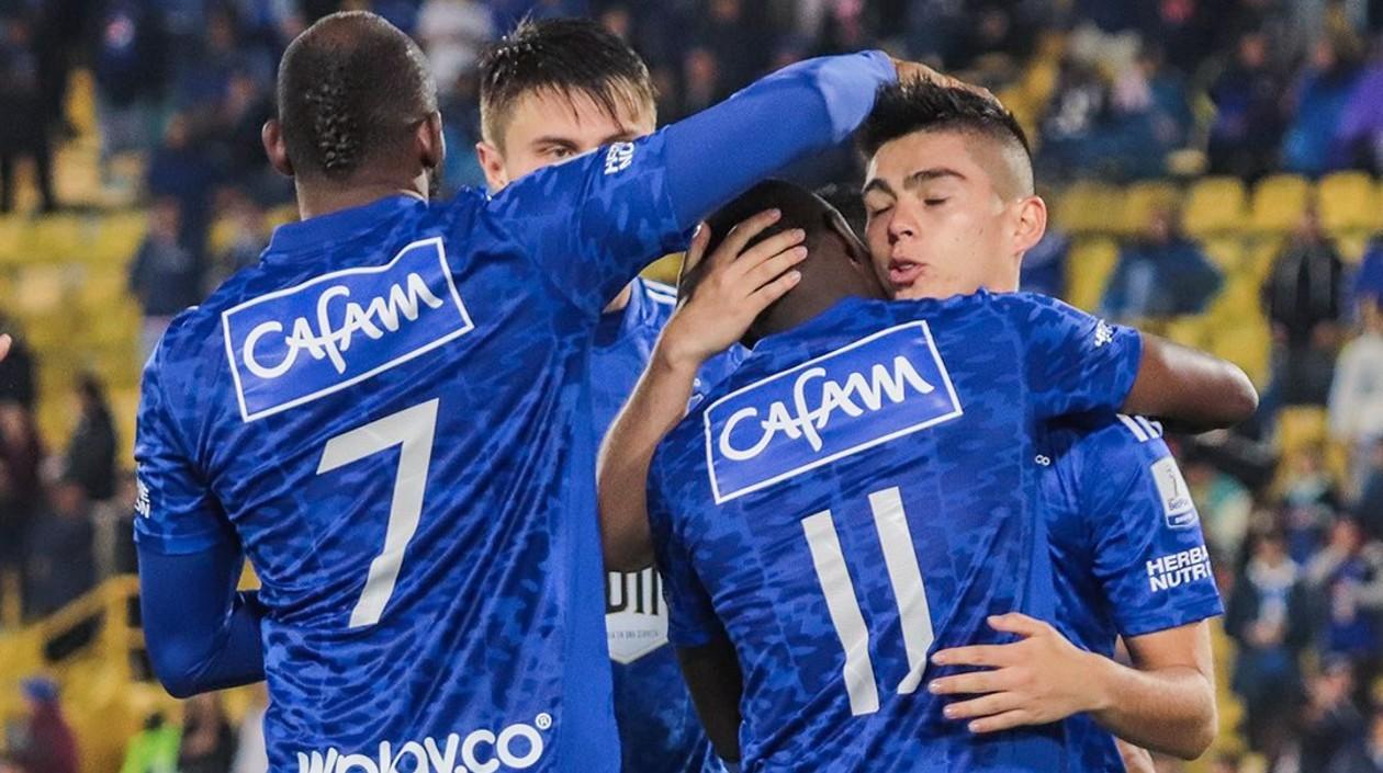 Jugadores de Millonarios celebran un gol. 