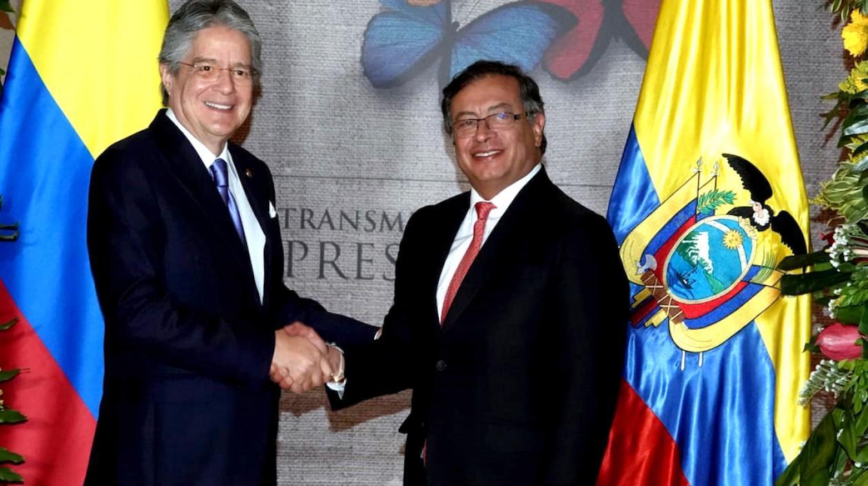 El Presidente entrante Gustavo Petro con el mandatario ecuatoriano, Guillermo Lasso.