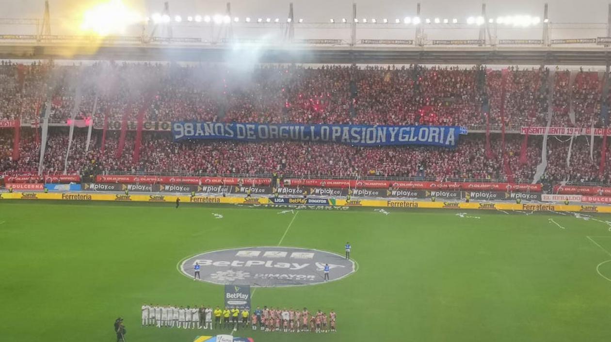 El recibimiento de la afición a la salida de los jugadores.