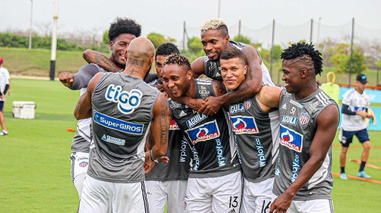 Jugadores de Junior durante el entrenamiento. 