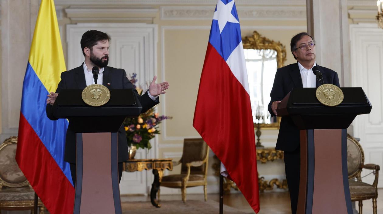 El Presidente de Colombia, Gustavo Petro, con su homólogo de Chile, Gabriel Boric, en conferencia de prensa este lunes.