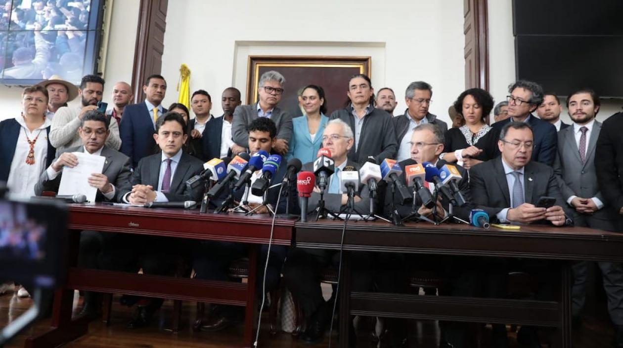 El Ministro de Hacienda, José Antonio Ocampo, radicando la reforma tributaria.