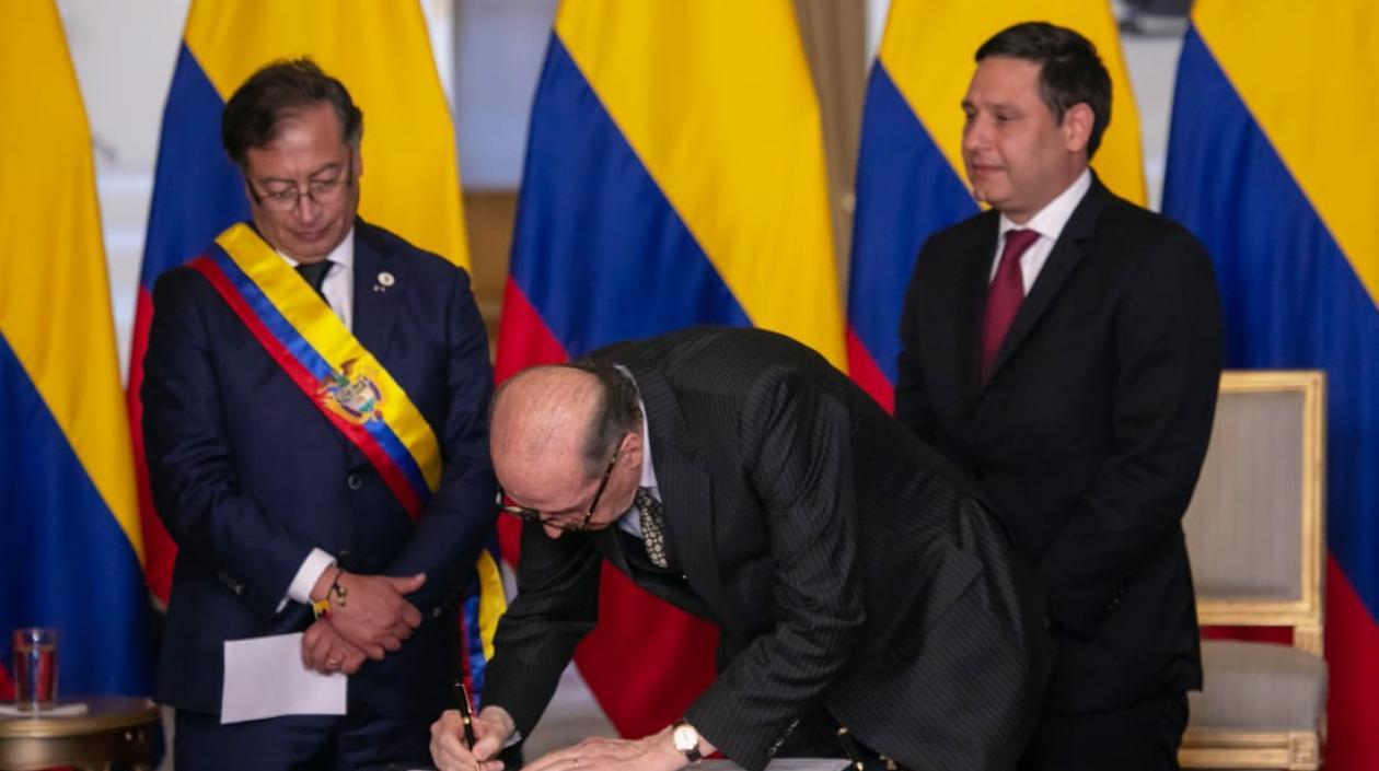 Posesión del Canciller Álvaro Leyva.