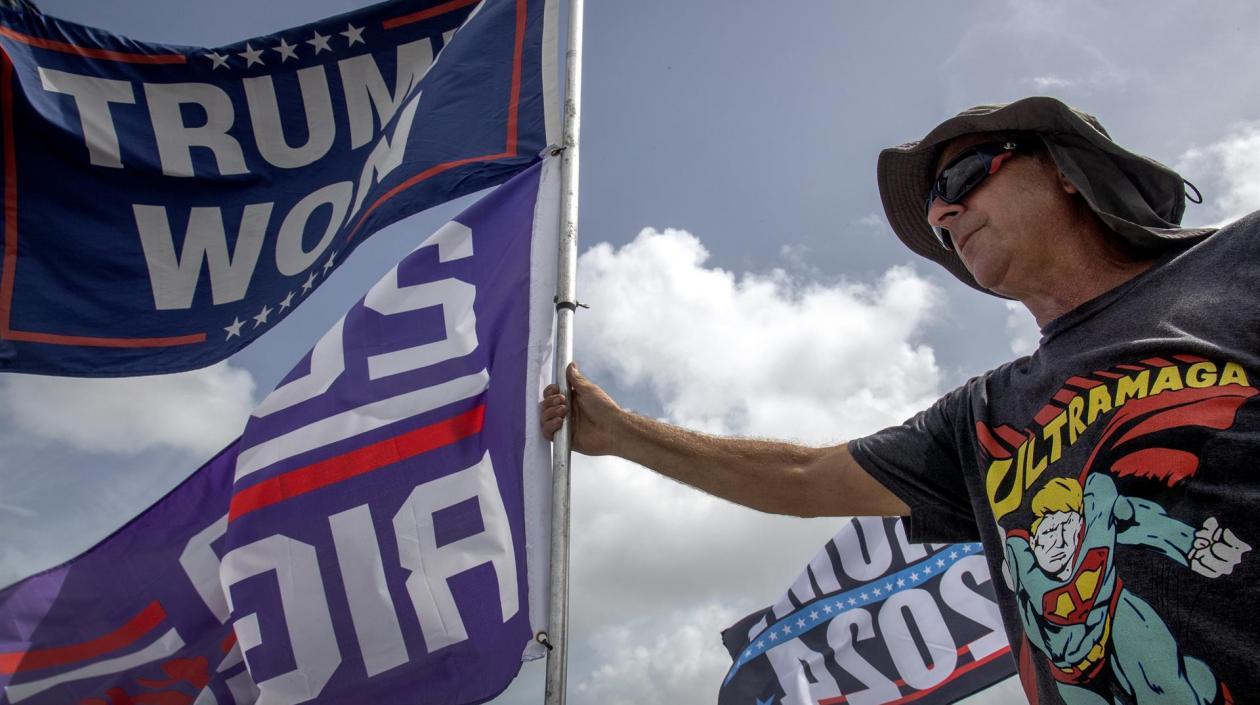 Seguidores de Donald Trump se concentraron frente a su residencia de Florida en señal de apoyo