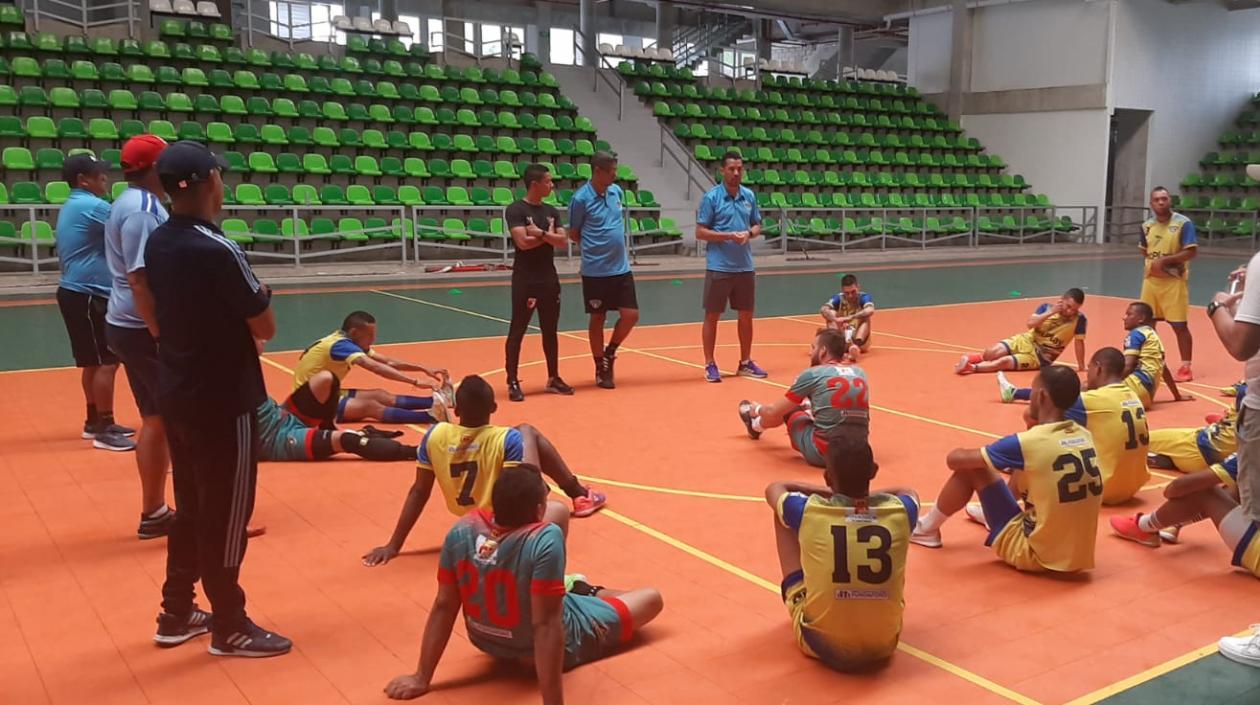 Kevin Sánchez se dirige a sus jugadores. 