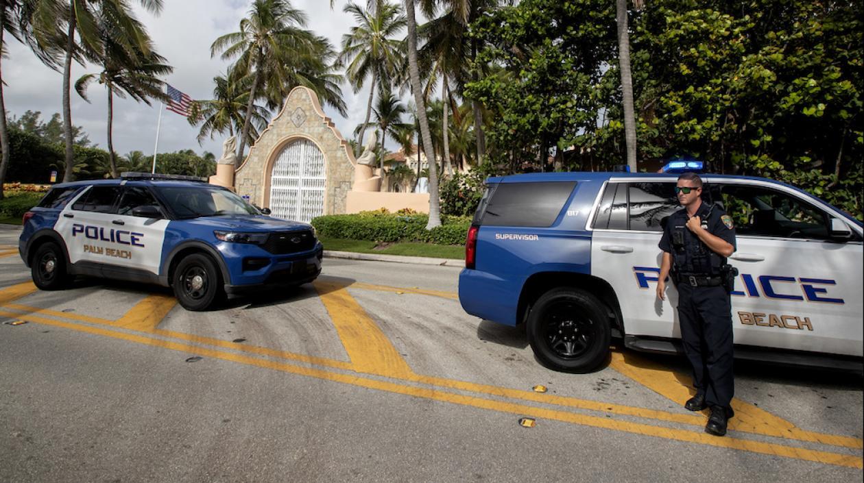 Las autoridades frente a la mansión de Donald Trump.