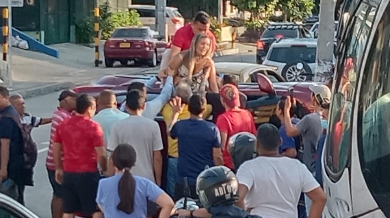 La persona herida cuando era auxiliada en el sitio del accidente.