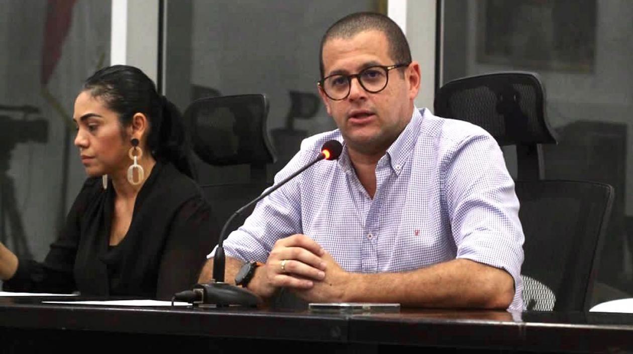 El Secretario General de la Gobernación, Raúl Lacouture, sustentando las iniciativas.