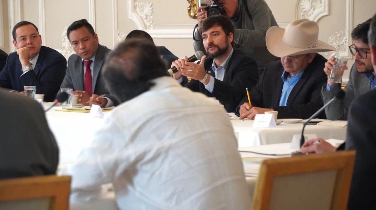 El Alcalde Jaime Pumarejo interviniendo en la reunión.