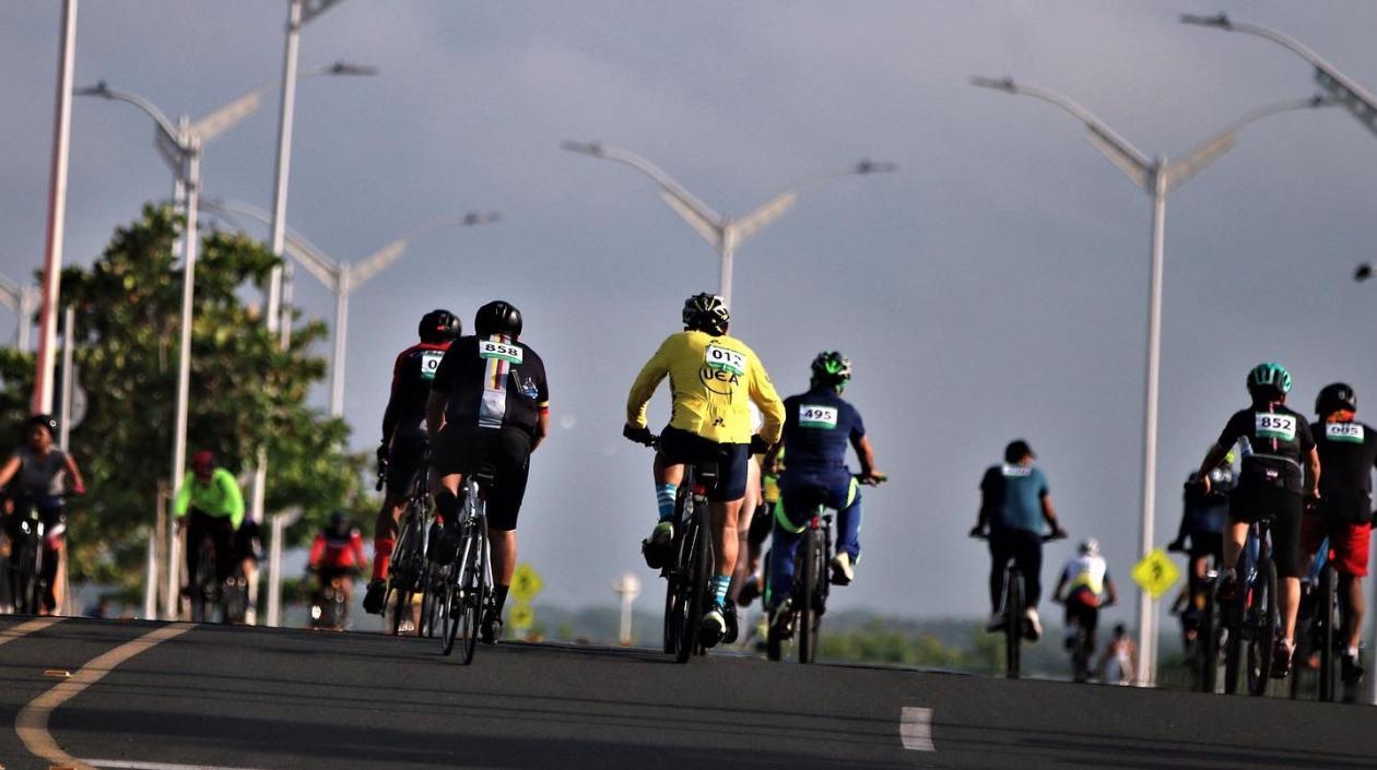Ciclistas aficionado en el Malecón del Río. 