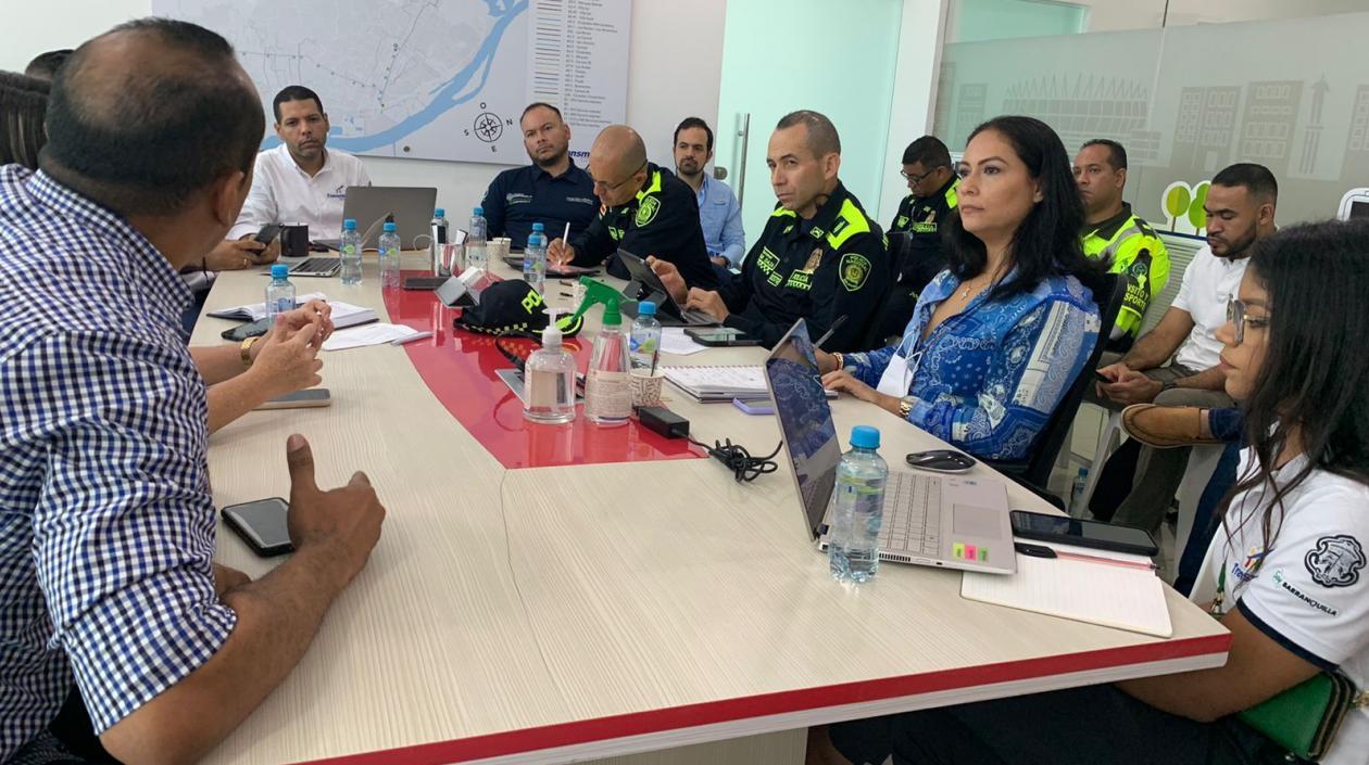 Reunión de directivas de Transmetro y autoridades.