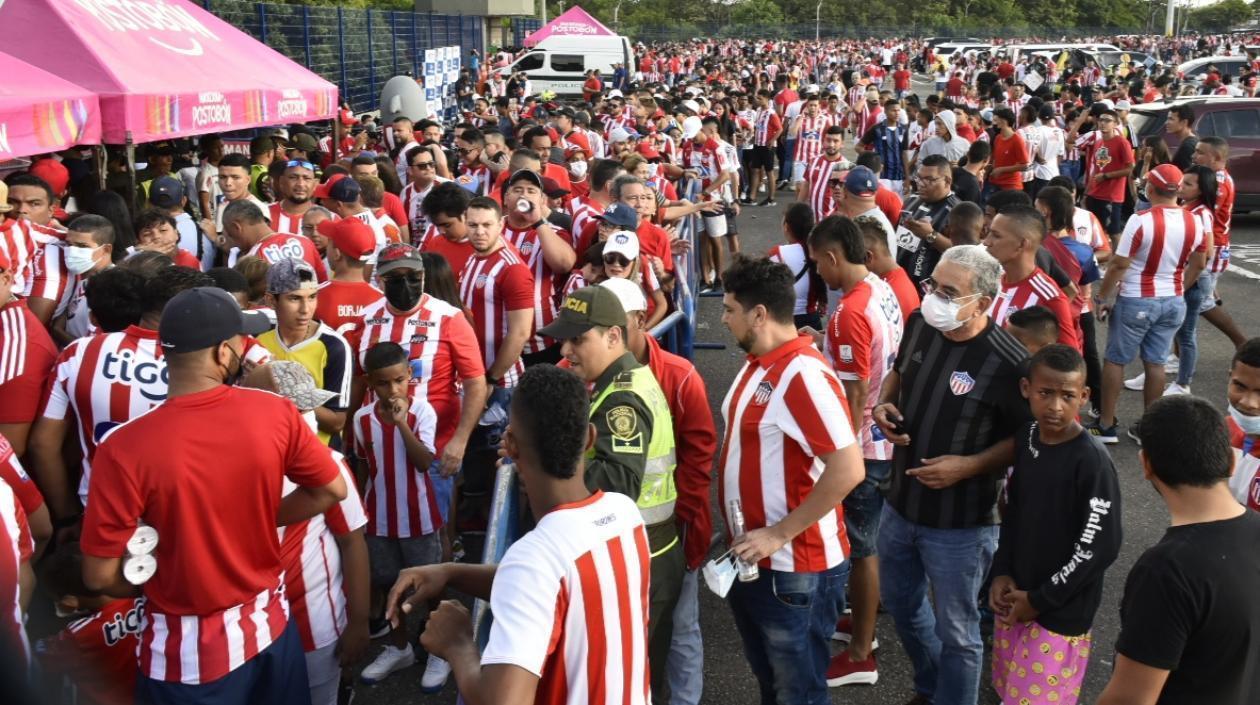 Junioristas represados para ingresar al Metropolitano.