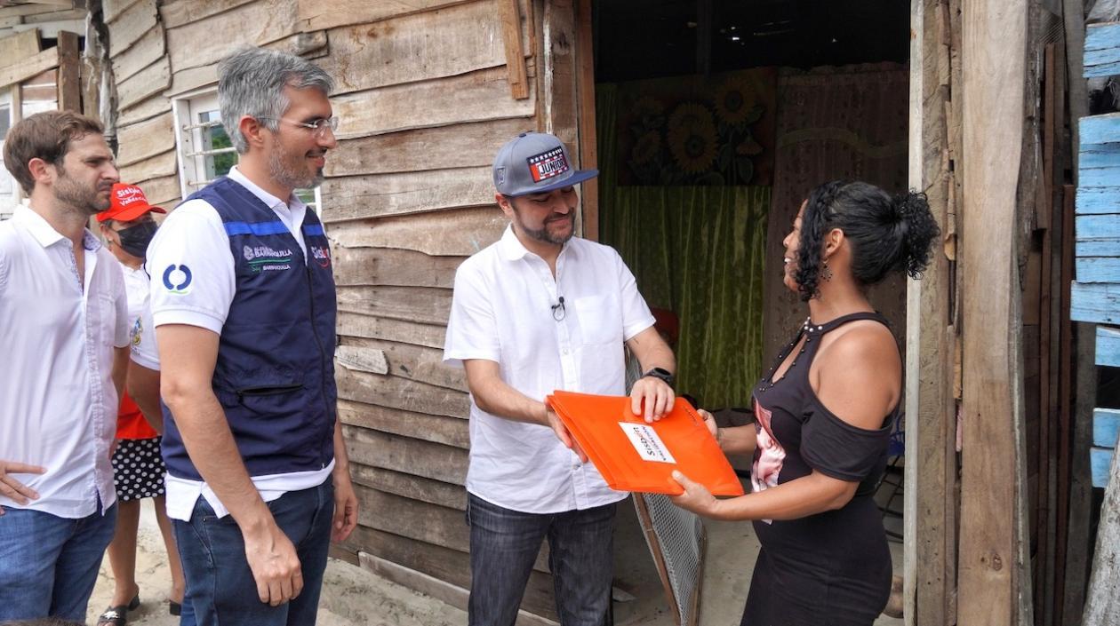 El Alcalde Jaime Pumarejo con una de las beneficiarias.