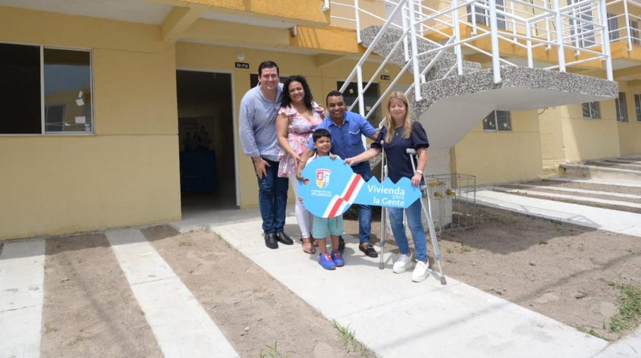 La Gobernadora Elsa Noguera entregando subsidios.