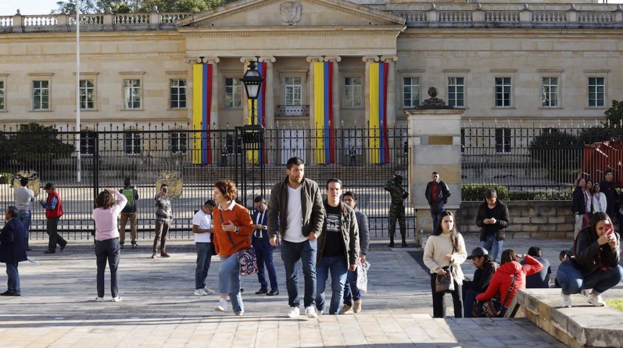 Un grupo de visitantes frente a la Casa de Nariño.