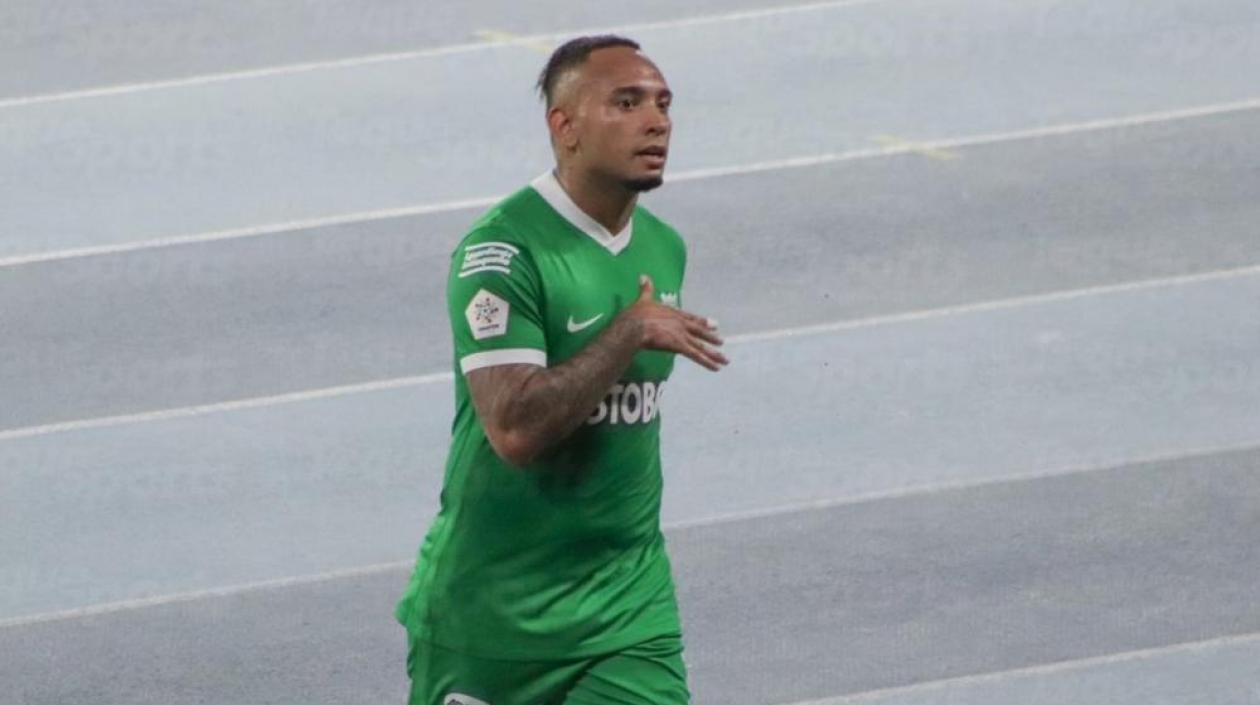 Jarlan Barrera al salir de la cancha.