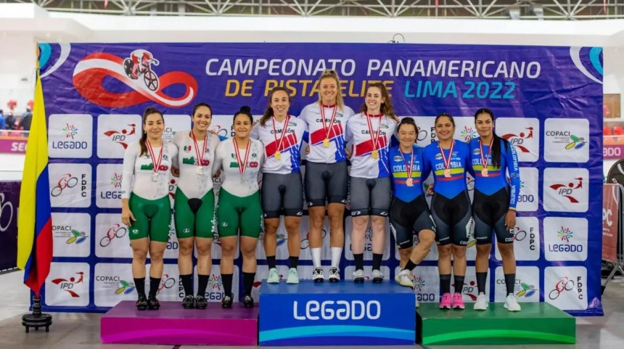 Marianis Salazar junto a sus compañeras de Colombia con la medalla de bronce. 