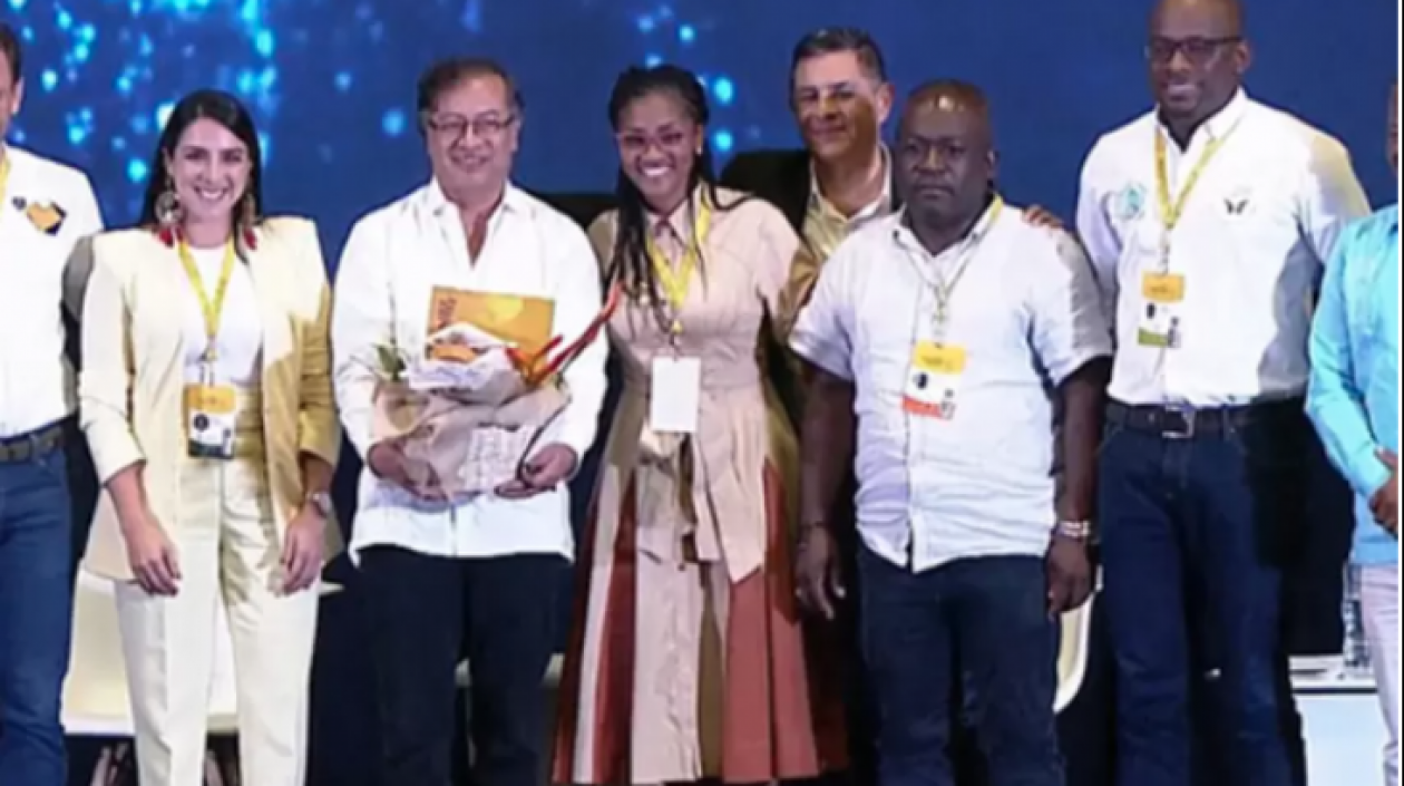 El presidente Gustavo Petro, con algunos de los alcaldes del Pacífico.