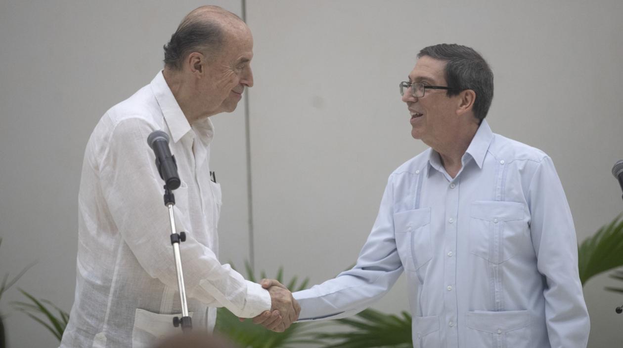 El canciller Álvaro Leyva y su homólogo Bruno Rodríguez.