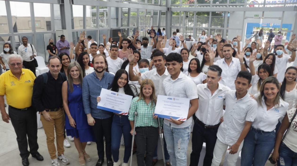 Beneficiarios junto a la Gobernadora Elsa Noguera.
