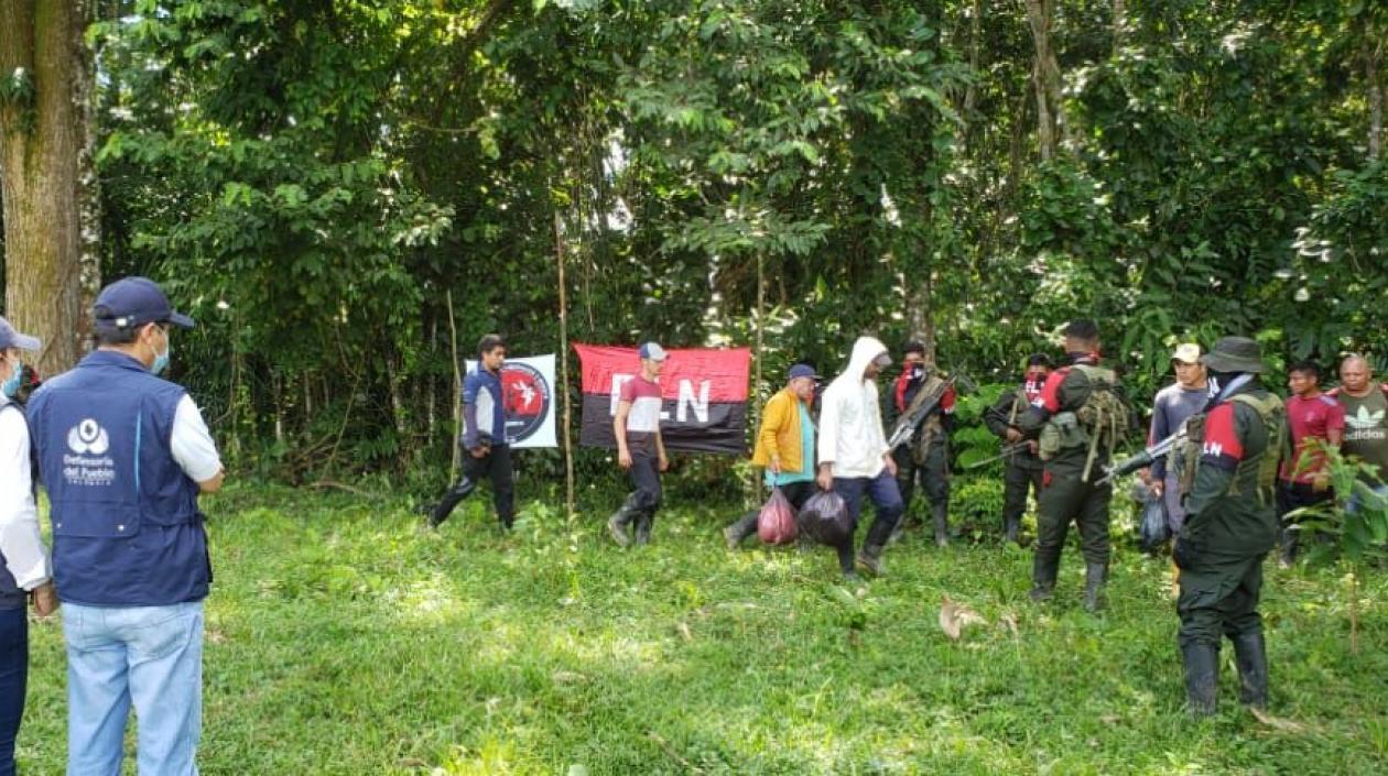 Defensoría junto a miembros del ELN.