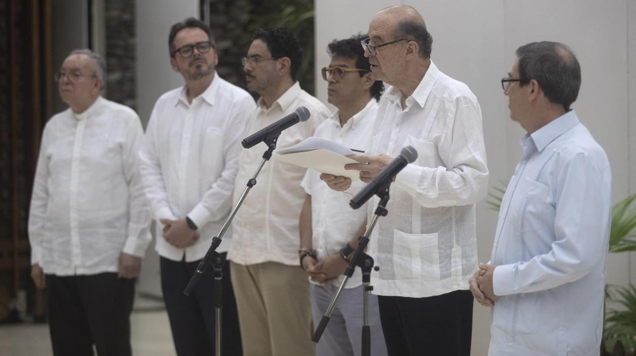 La delegación del Gobierno de Colombia y el canciller de Cuba Bruno Rodríguez en la rueda de prensa de este viernes