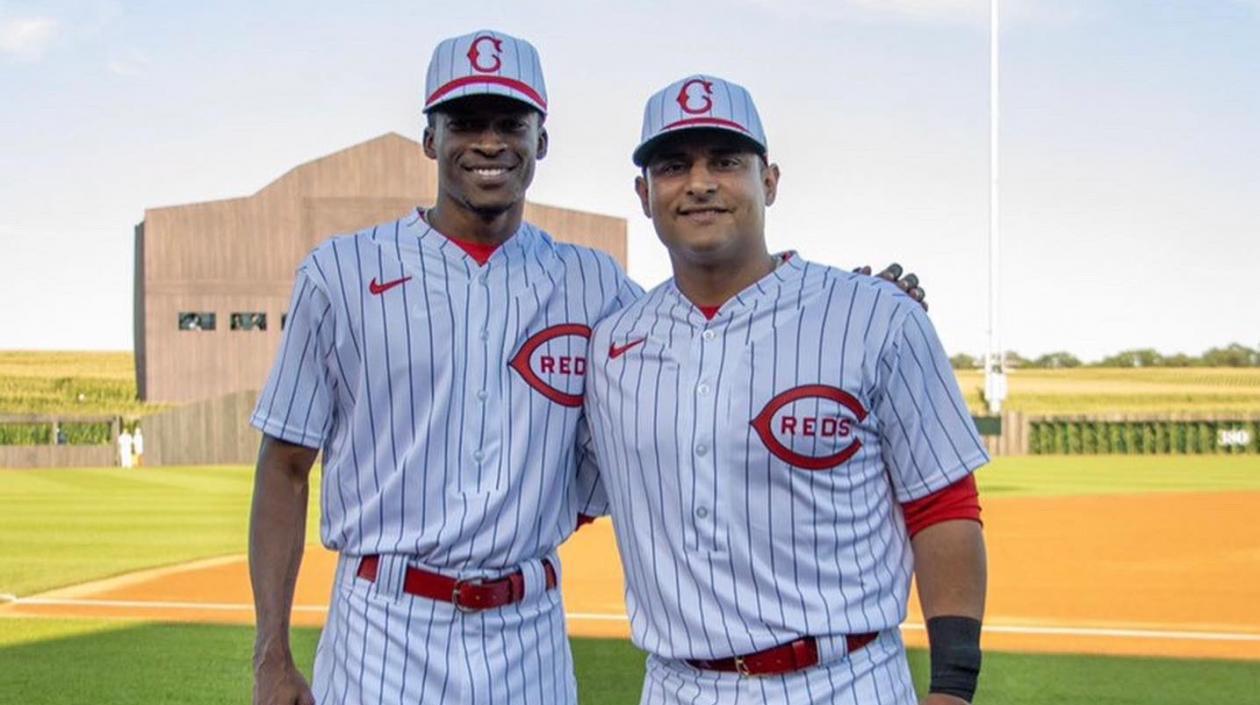Los colombianos Reiver Sanmartín y Donovan Solano, jugadores de los Rojos de Cincinnati.