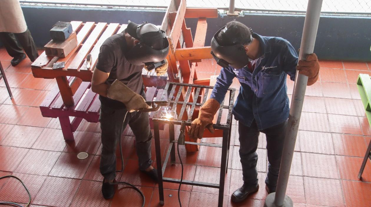 Estudiantes de soldadura en el SENA. 