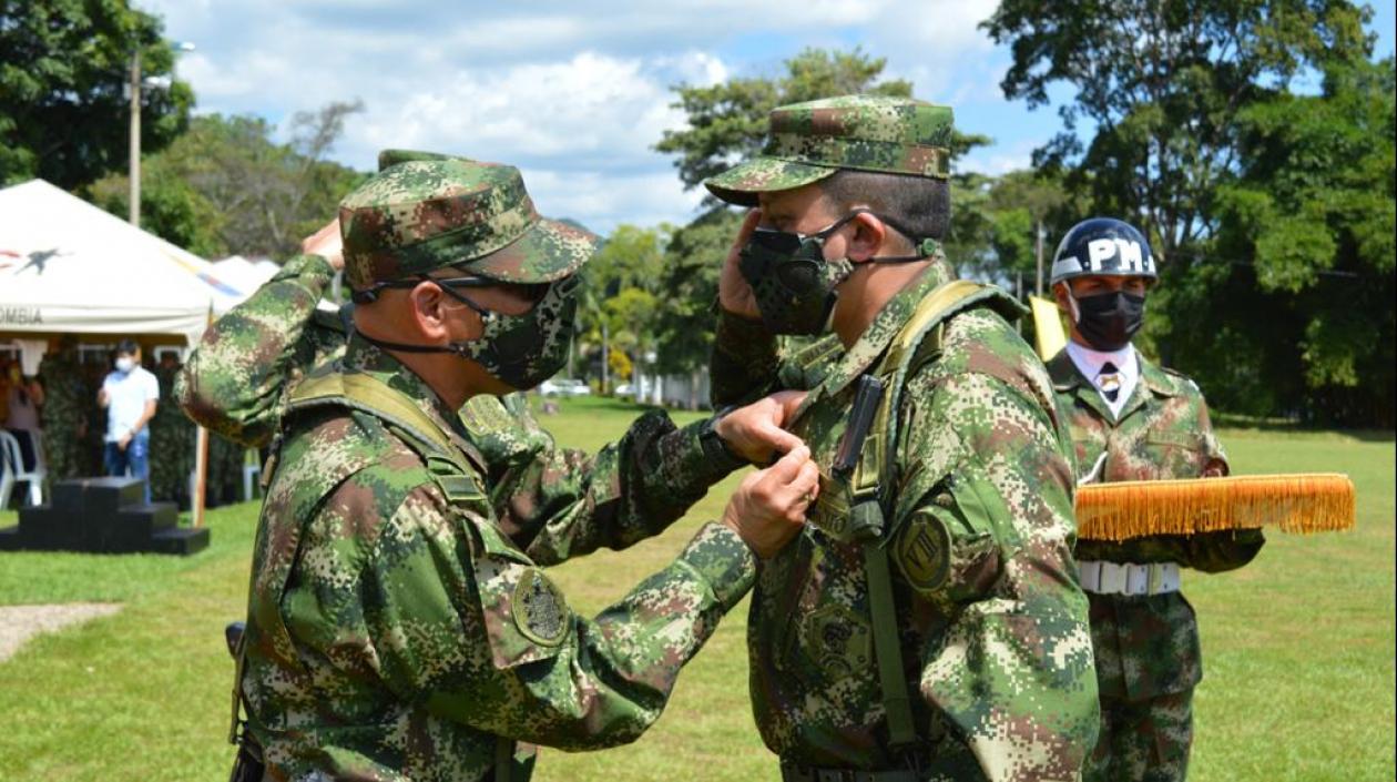 El General Jairo Alejandro Fuentes Sandoval condecorado por el general Zapateiro