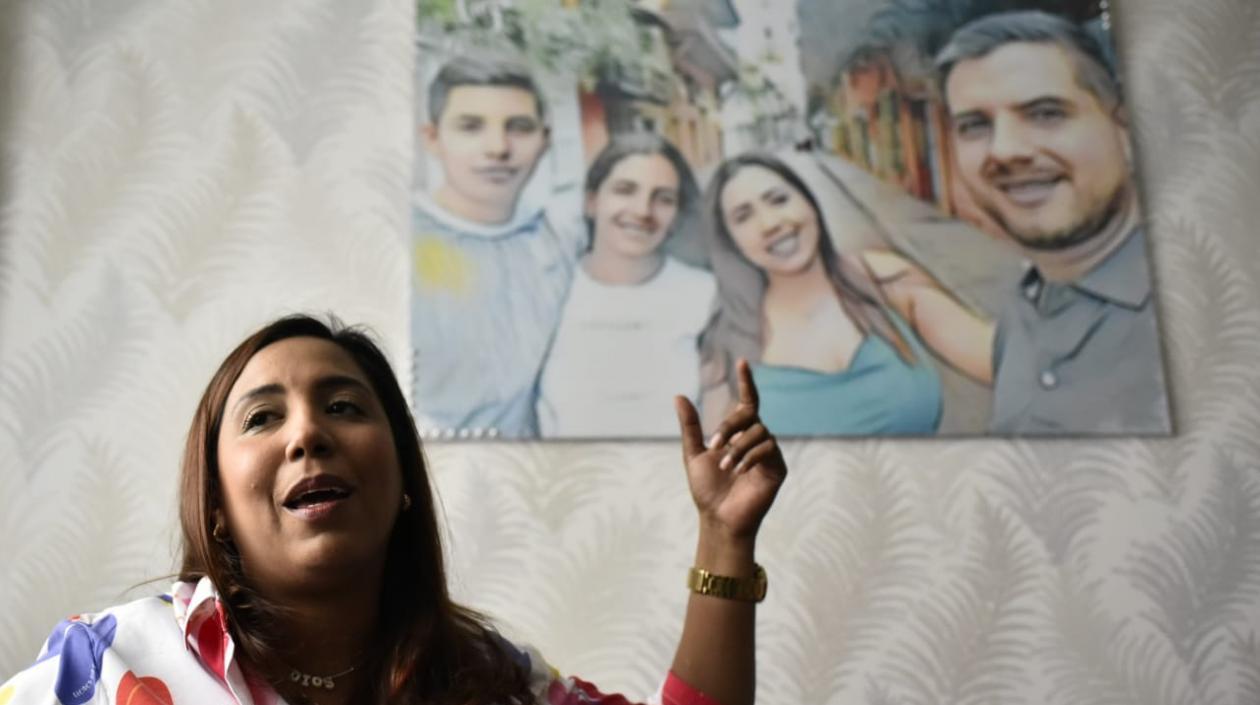 Kelly Rodríguez Alemán perdió a su esposo Jair José Gutiérrrez. Al fondo un cuadro en homenaje a la familia Gutiérrez-Rodríguez.