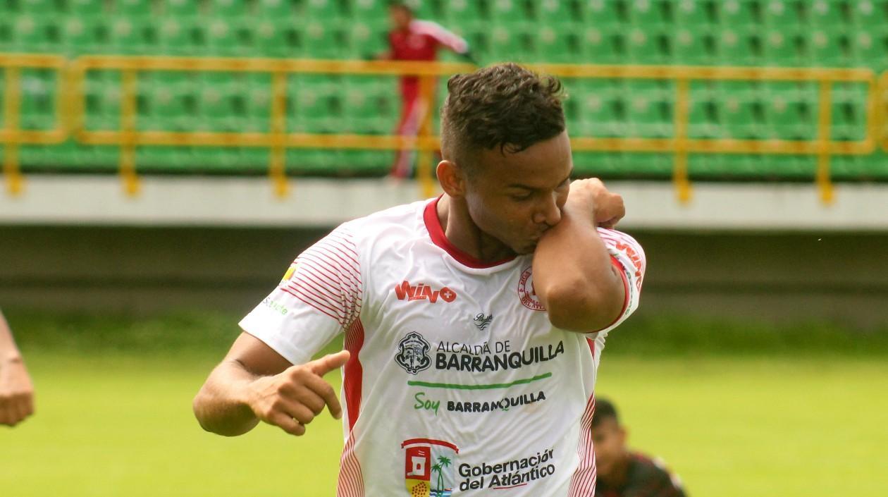 Ronaldo Campo, jugador de la Selección Atlántico, celebra el gol. 