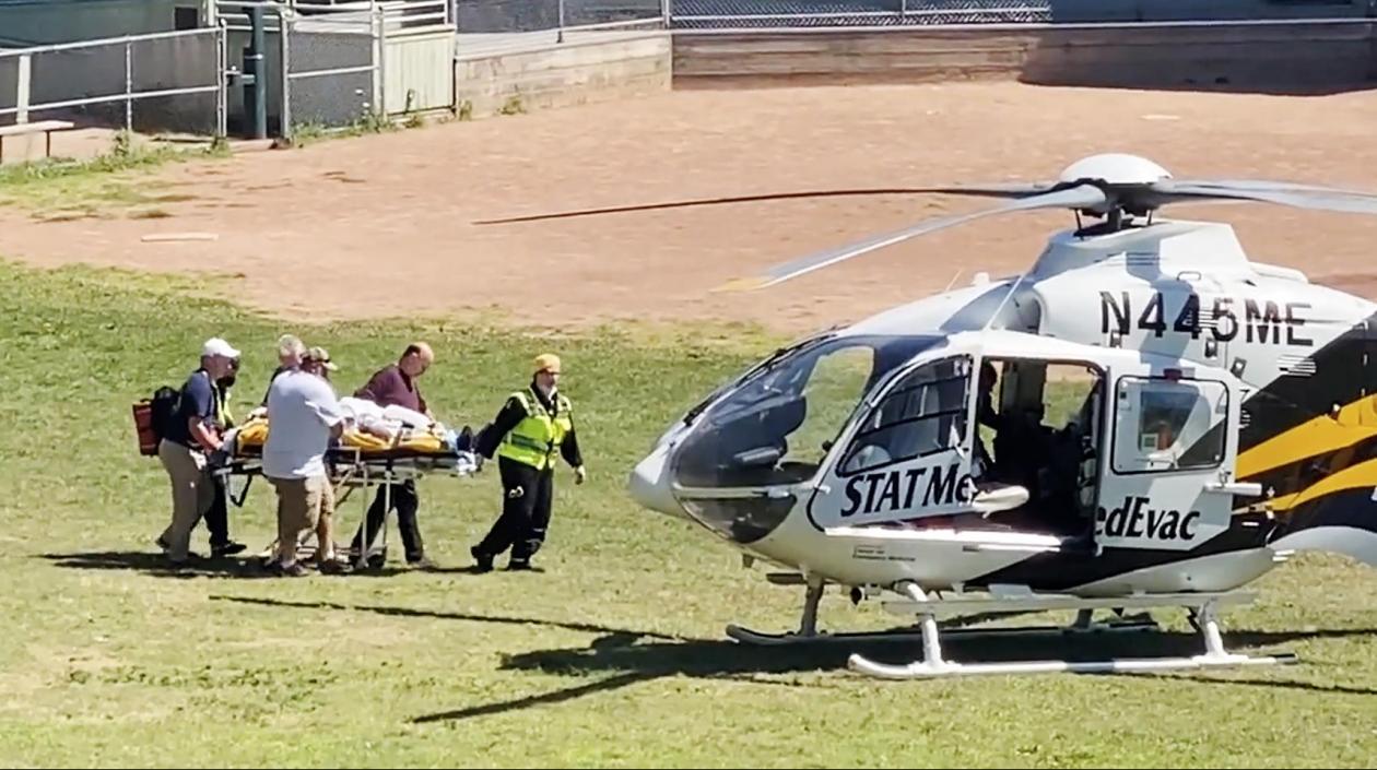 El escritor Salman Rushdie cuando era trasladado en helicóptero a una clínica en Nueva York