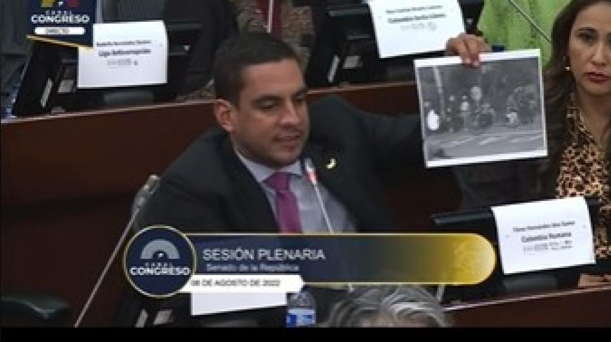 El senador Álex Flórez enseña una imagen de la captura de los tres jóvenes de Chochó.