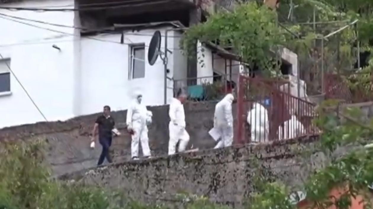 Autoridades suben a la vivienda en la que se produjo el primer ataque a bala.