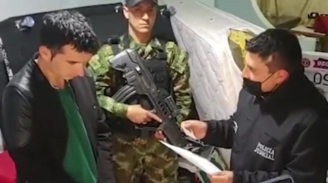 Uno de los capturados por Fiscalía y Ejército en una bodega de Bogotá.