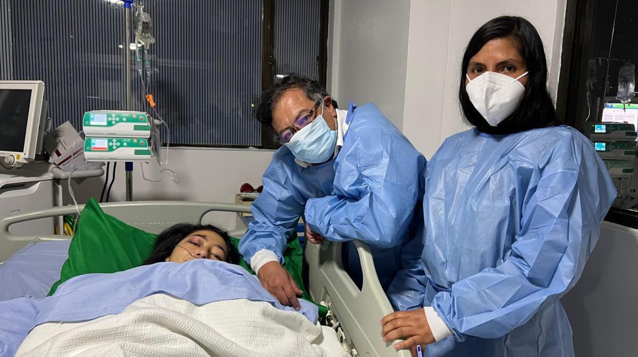 Petro visita a mujer arrollada por moto de caravana presidencial.