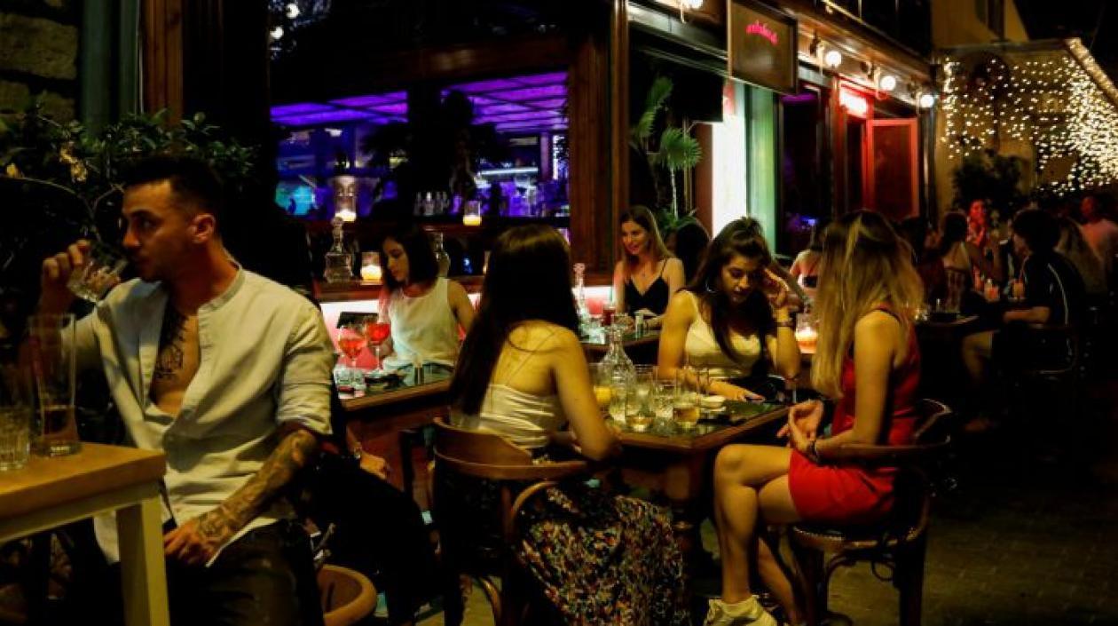 Empleados del sector de bares entre los beneficiados.