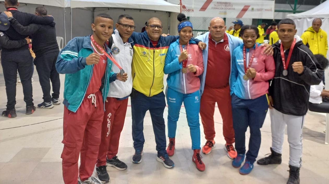 Los boxeadores del Atlántico con sus preseas. 