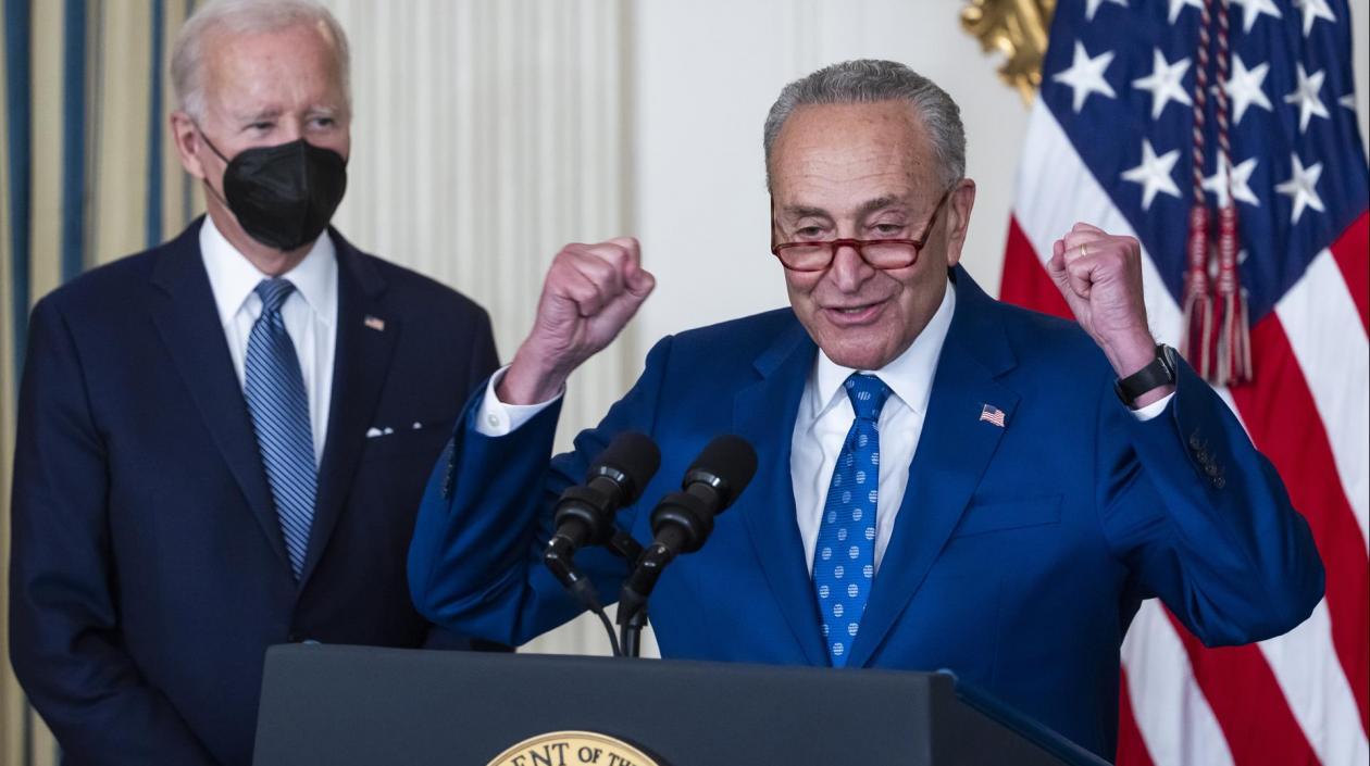 El líder de la mayoría del Senado de EE.UU., Chuck Schumer, y el Presidente Joe Biden.