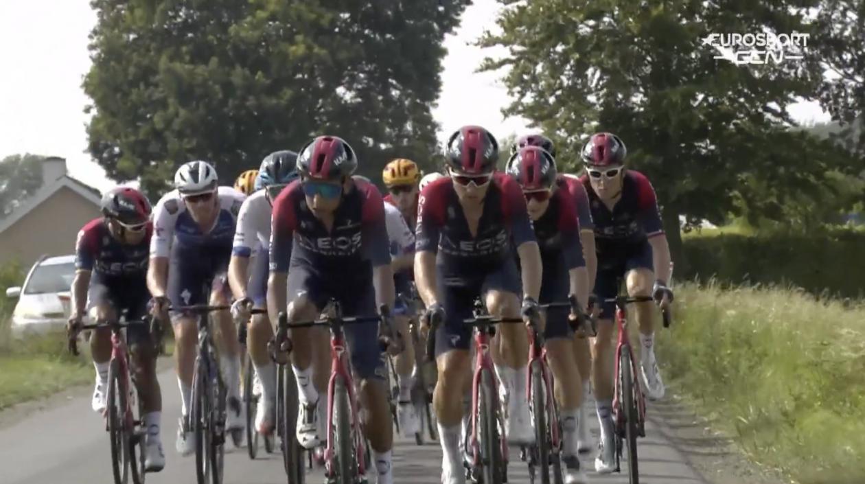 Egan Bernal, ciclista colombiano, lidera el pelotón. 