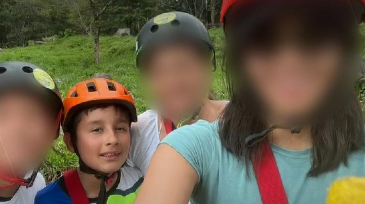 En  esta foto aparece José Alejandro Cárdenas junto a su familia el domingo antes de la tragedia.