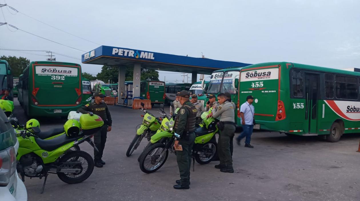 Policía en custodia de transportadores.