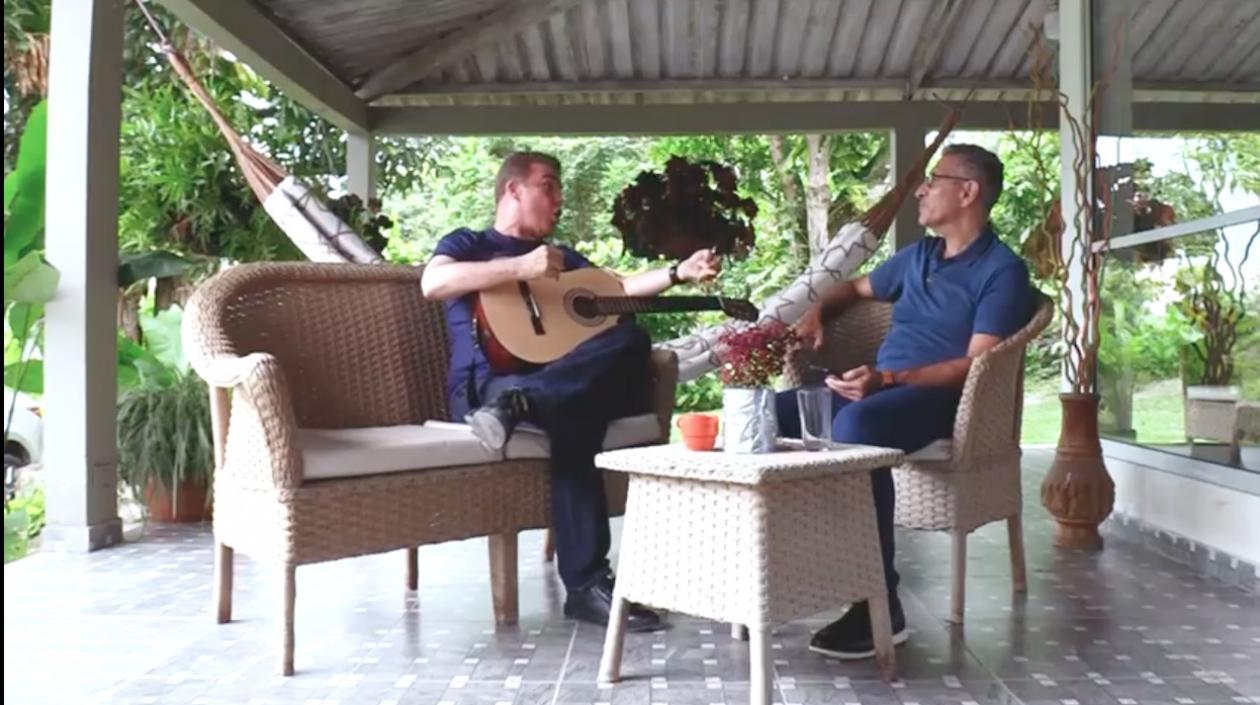 El periodista Jorge Cura Amar con el cantautor Fabián Corrales.
