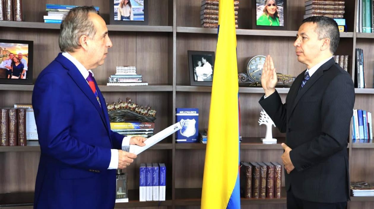 El presidente de la ANI William Camargo, asumiendo ante el Ministro Guillermo Reyes.