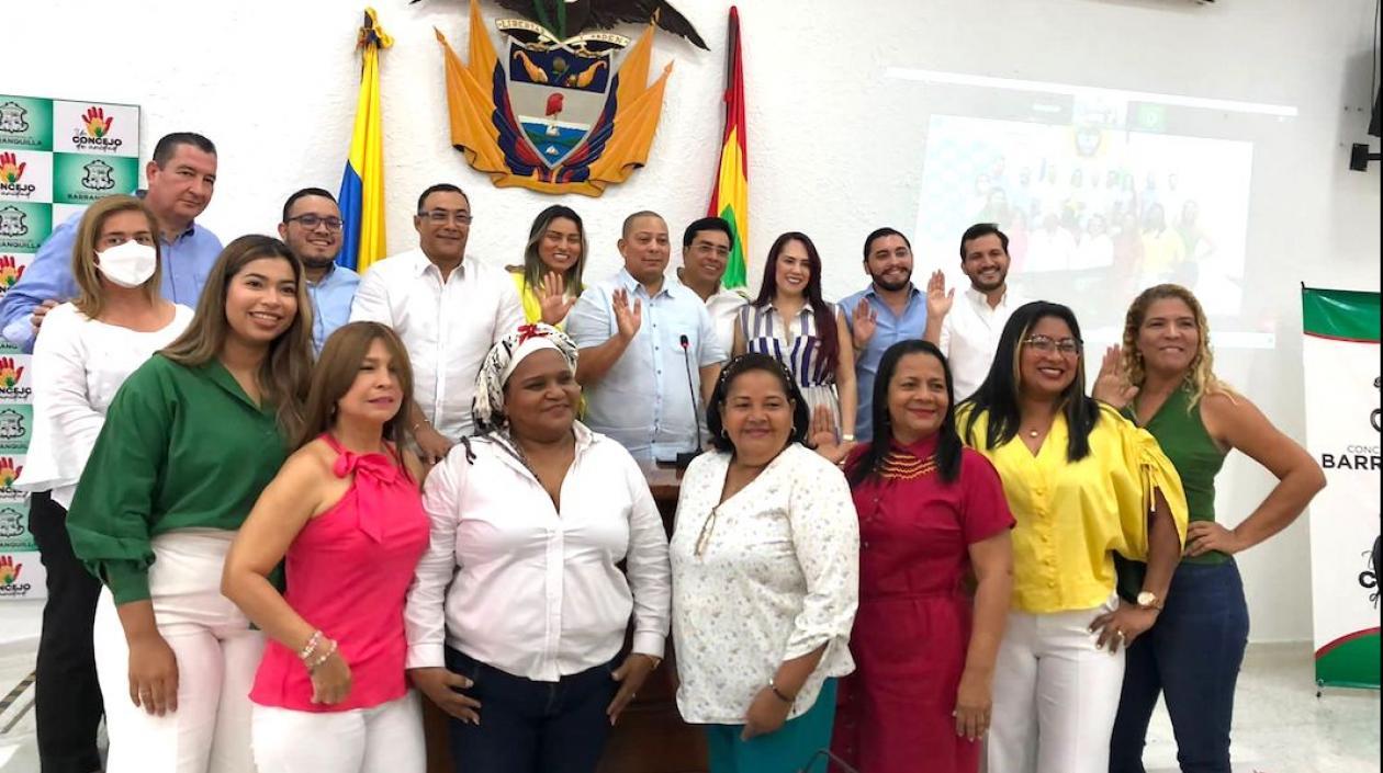 Un grupo de concejales con lideresas invitadas al acto.