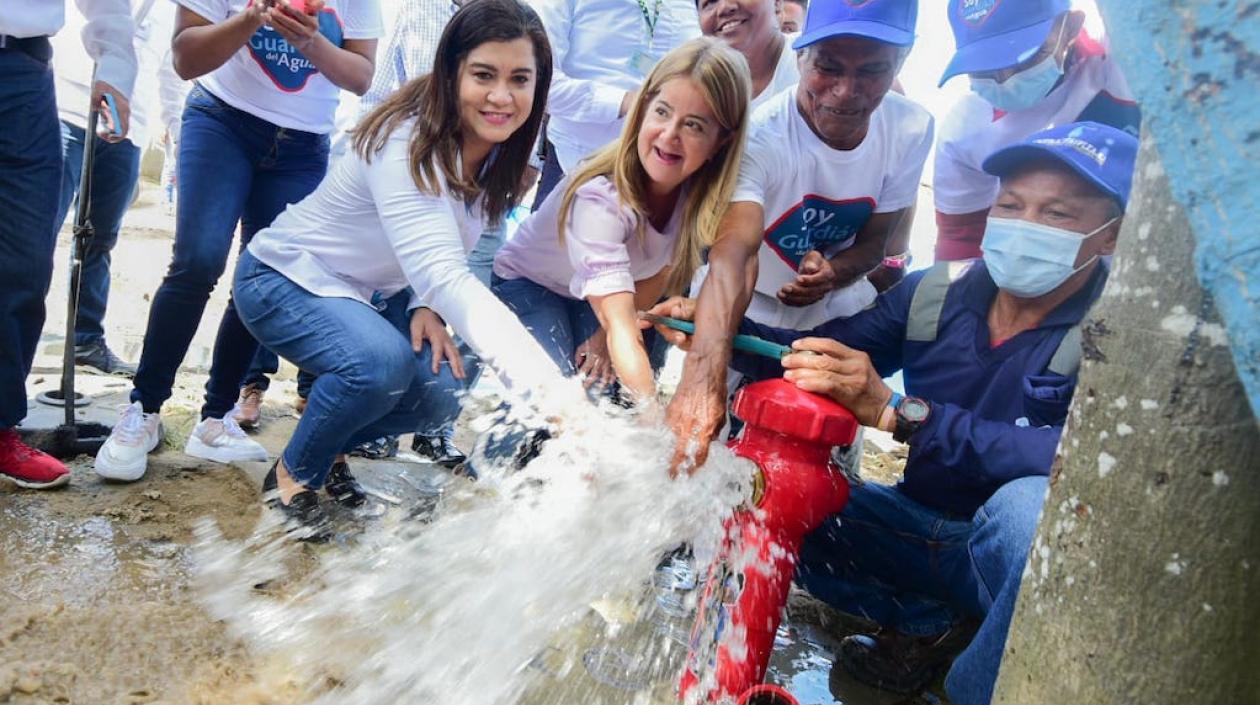 La Gobernadora Elsa Noguera poniendo en marcha el servicio de acueducto.