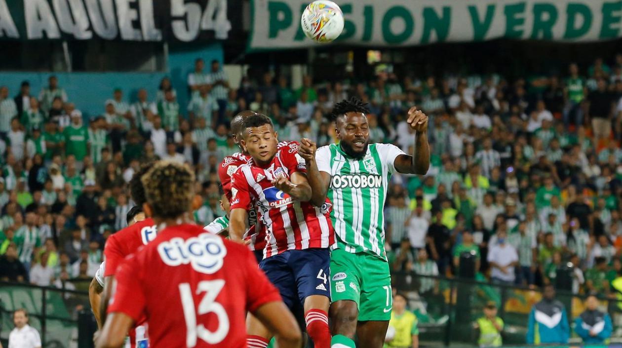 César Haydar rechaza una pelota frente a un rival. 